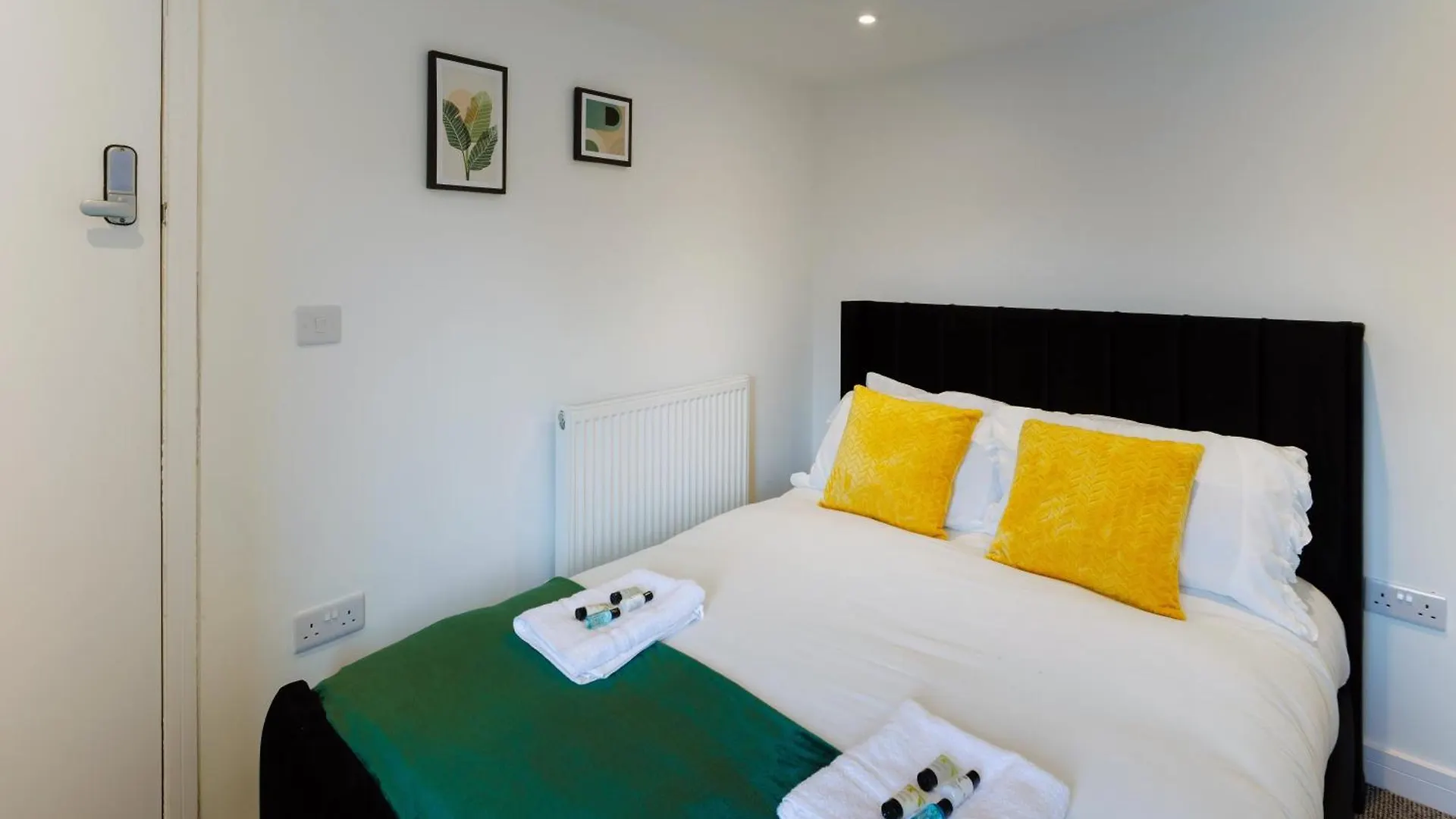4 Bedroom, Sleeps 8, 3 Bathroom, Hot Tub, Wifi, Smart Tvs In Each Room 3 Min Walk To Kingsholm Stadium Gloucester Apartment