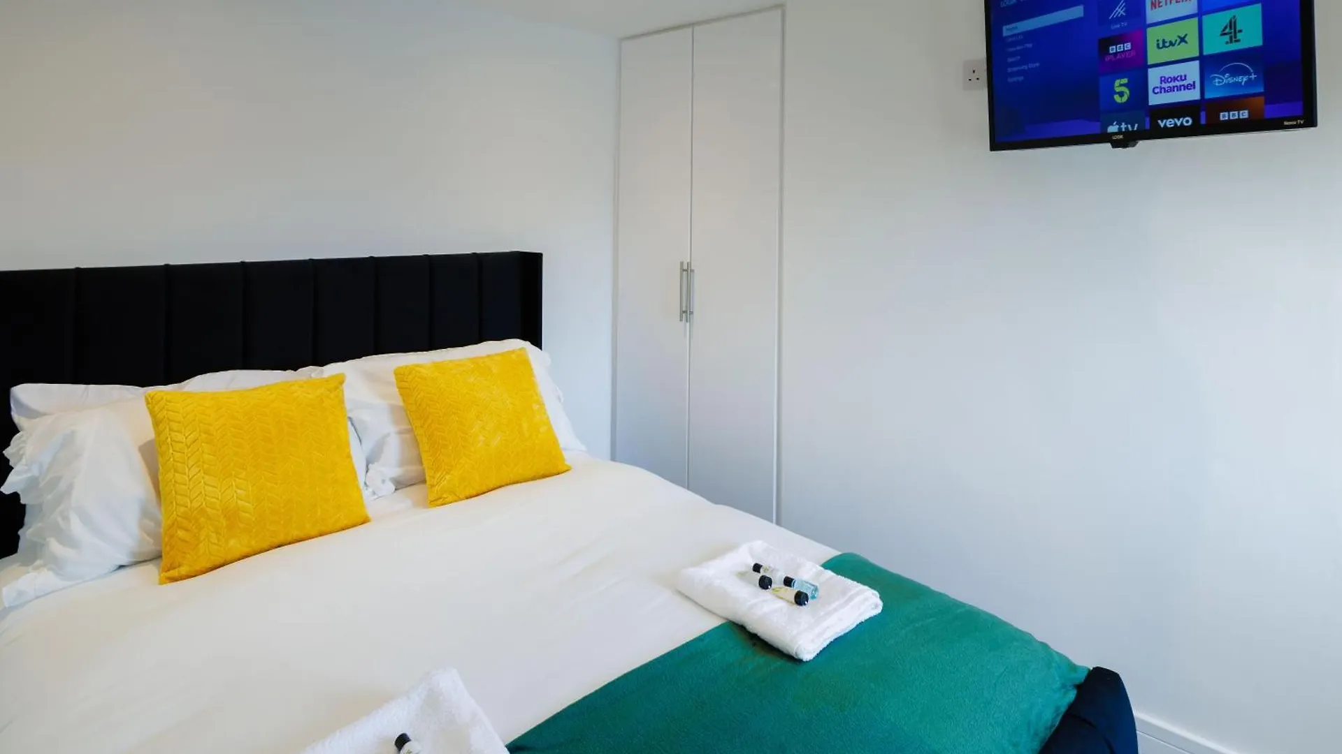 4 Bedroom, Sleeps 8, 3 Bathroom, Hot Tub, Wifi, Smart Tvs In Each Room 3 Min Walk To Kingsholm Stadium Gloucester
