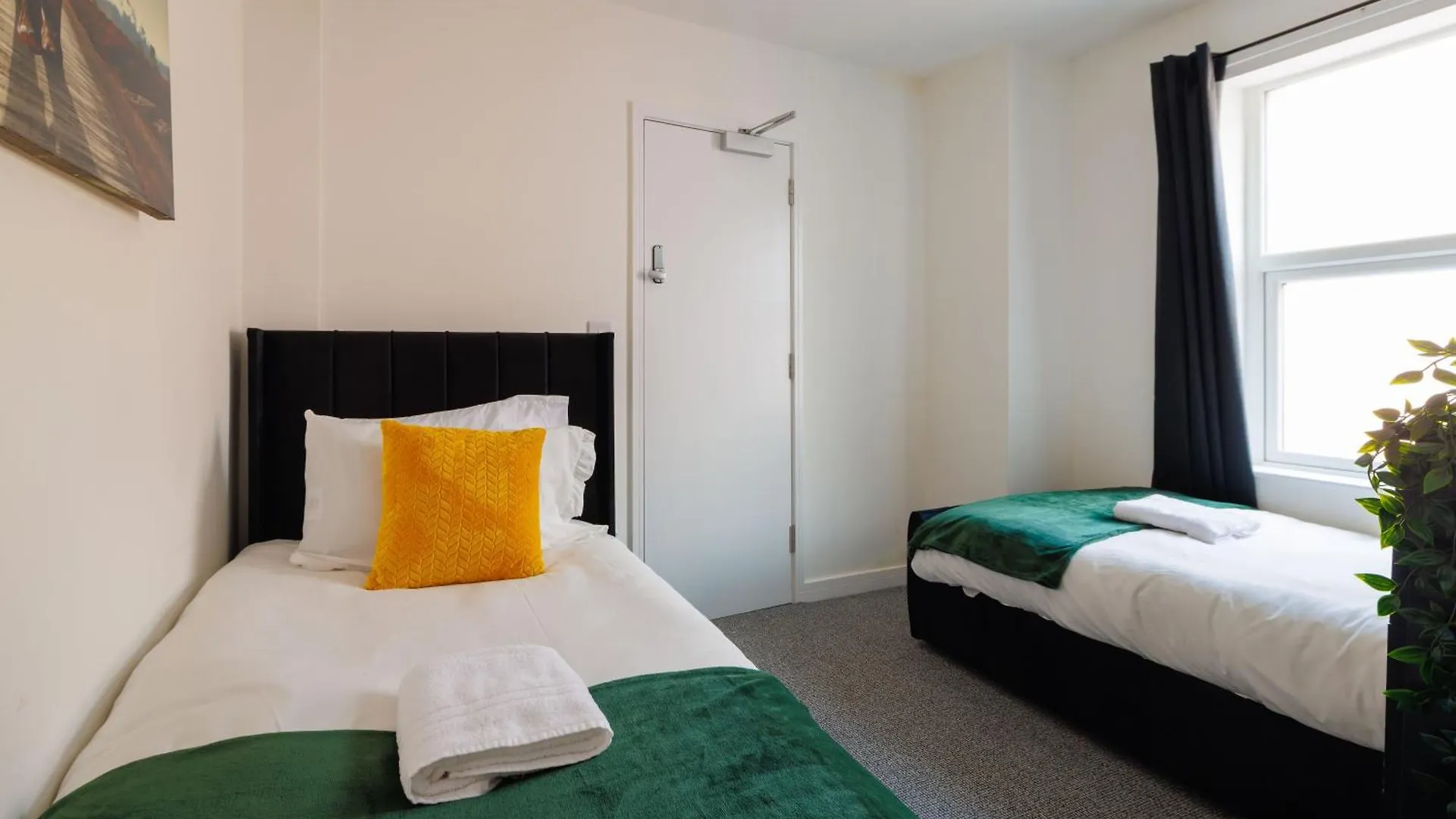 4 Bedroom, Sleeps 8, 3 Bathroom, Hot Tub, Wifi, Smart Tvs In Each Room 3 Min Walk To Kingsholm Stadium Gloucester 0*,