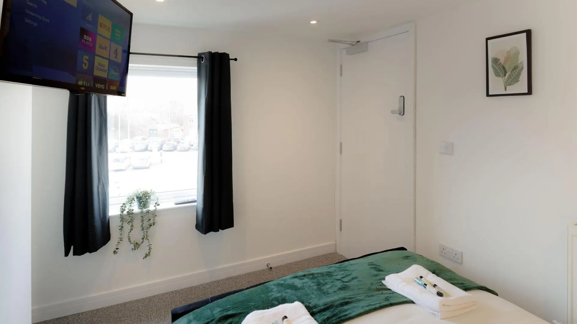 4 Bedroom, Sleeps 8, 3 Bathroom, Hot Tub, Wifi, Smart Tvs In Each Room 3 Min Walk To Kingsholm Stadium Gloucester
