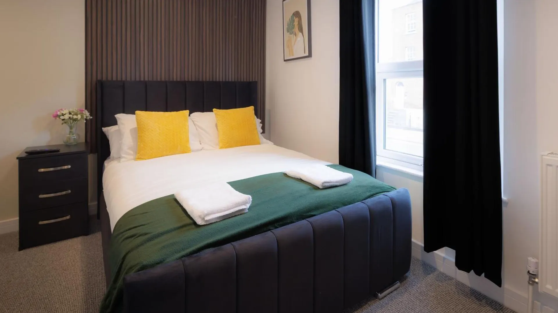 4 Bedroom, Sleeps 8, 3 Bathroom, Hot Tub, Wifi, Smart Tvs In Each Room 3 Min Walk To Kingsholm Stadium Gloucester